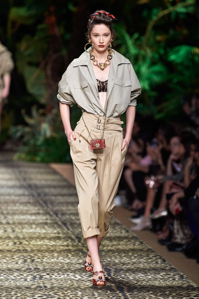 С чем носить брюки-бананы летом. Образ из коллекции Dolce & Gabbana 