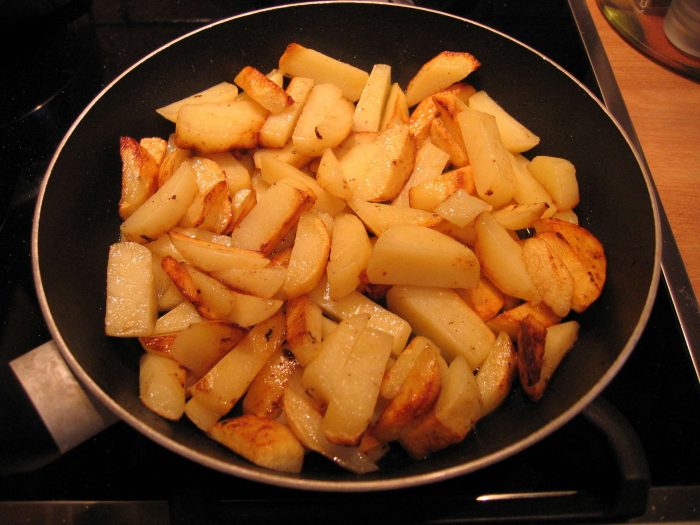 Как жарить картошку с поджарками, чтобы она не разваливалась и не прилипала