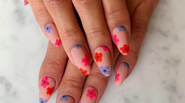 tsvety-na-nogtyah