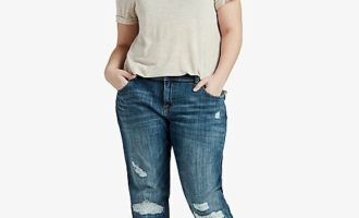 prostaya-hlopkovaya-futbolka-zapravlennaya-v-dzhinsy-boyfrendy-lakonichnyy-no-stilnyy-casual-autfit