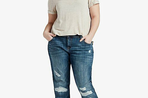 prostaya-hlopkovaya-futbolka-zapravlennaya-v-dzhinsy-boyfrendy-lakonichnyy-no-stilnyy-casual-autfit