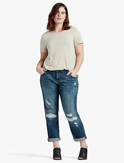 Простая хлопковая футболка, заправленная в джинсы бойфренды, — лаконичный, но стильный casual-аутфит