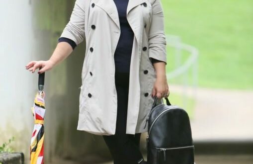 trench-s-yarkim-zontikom-s-ryukzakom