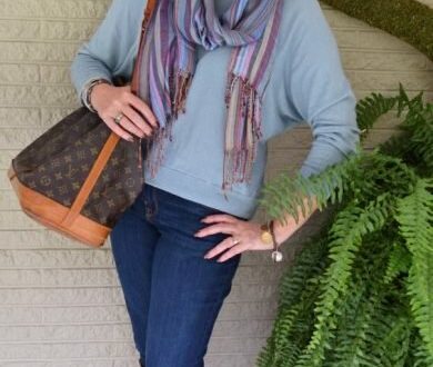 elegantnyy-dzhemper-s-sharfom