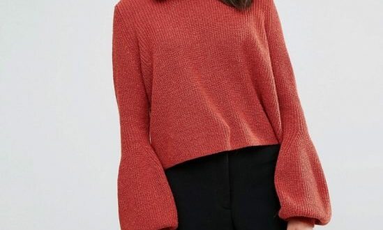 ukorochennyy-odnotonnyy-dzhemper-s-shirokimi-rukavami-stanet-bazoy-dlya-strogo-elegantnogo-obraza