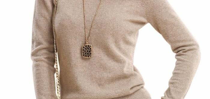 odnotonnyy-kashemirovyy-dzhemper-mozhno-obygrat-interesnymi-aksessuarami