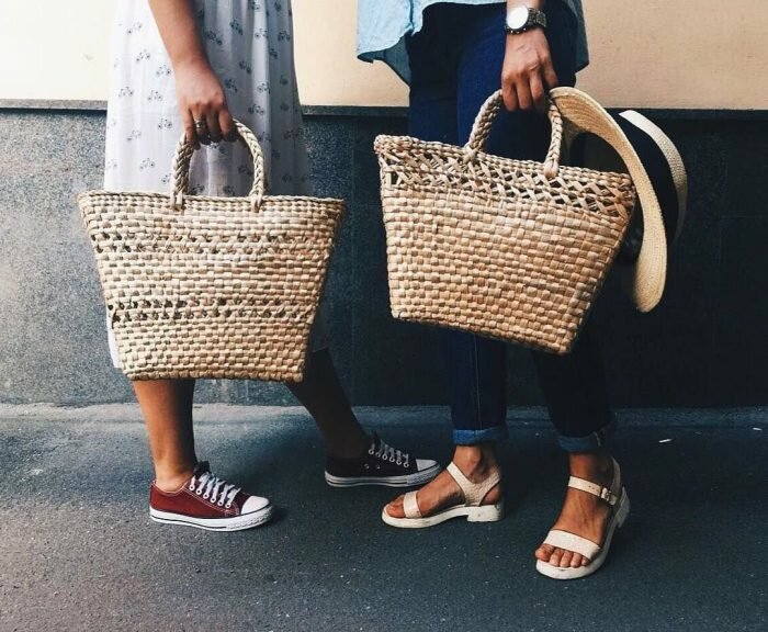 Плетеные сумки подходят не только для пляжа, летом они прекрасно смотрятся в городских декорациях (Фото: yandex.ua)