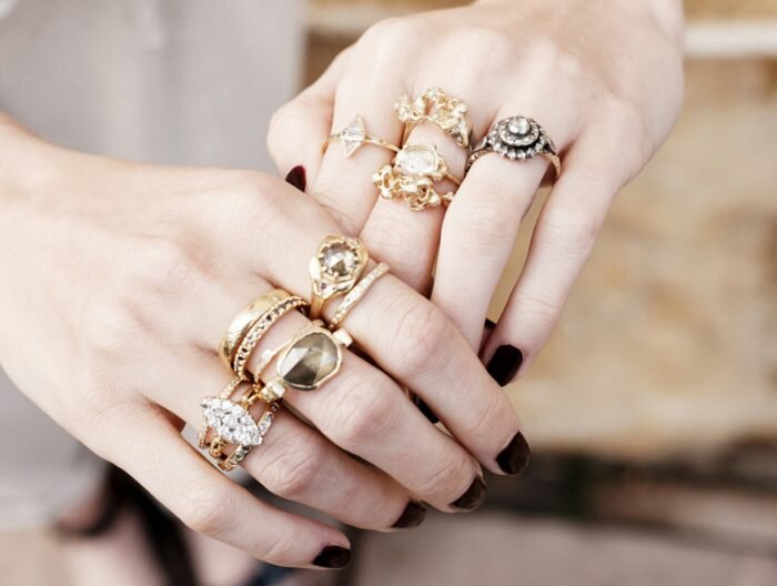 И золота бывает много: кольцо на каждом пальце — это перебор
