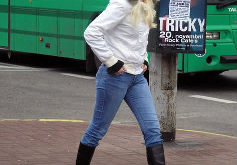 zapravlennye-v-chernye-sapozhki-golubye-dzhinsy-odin-iz-priznakov-provintsialnogo-garderoba