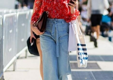 dzhinsy-s-vysokoy-taliey-otlichno-smotryatsya-s-yarkoy-bluzkoy-pinterest-ru