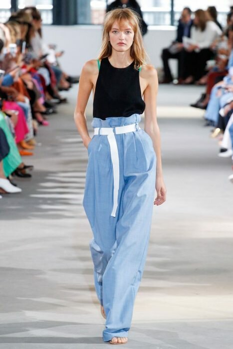 Высокая талия, подчеркнутая стильным ремнем, уже смотрится акцентно, поэтому сочетать такие джинсы можно с лаконичным верхом: однотонным топом или футболкой (Фото: ratatum.com)