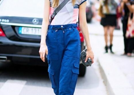 s-futbolkoy-i-sumkoy-cherez-plecho-dzhinsy-s-nakladnymi-karmanami-vyglyadyat-sovremenno-foto-ladykiss-ru