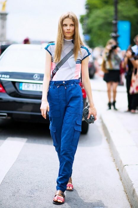 С футболкой и сумкой через плечо джинсы с накладными карманами выглядят современно (Фото: ladykiss.ru)