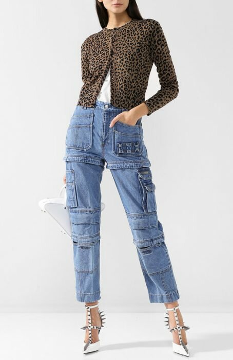 Укороченный кардиган с интересным принтом — еще один вариант в пару к джинсам в стили рабочей униформы (Фото: zendi.ru)