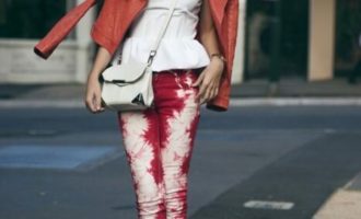 aktsentnye-dzhinsy-legko-sochetat-s-odnotonnymi-veschami-foto-pinterest-ru