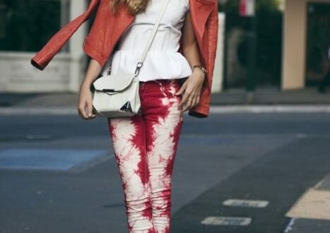 aktsentnye-dzhinsy-legko-sochetat-s-odnotonnymi-veschami-foto-pinterest-ru