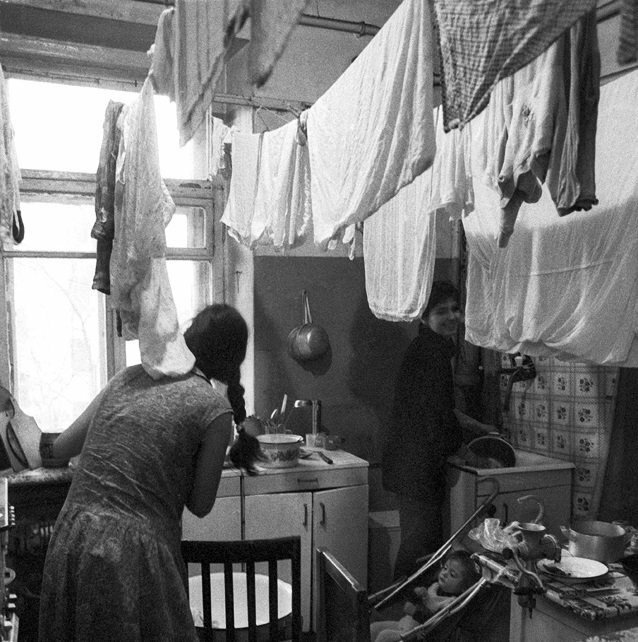 Сушка белья на веревках в кухне — еще один лайфхак (Фото: yandex.ua/collections)