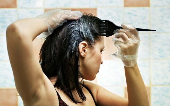Освежить цвет волос можно дома (Фото: dlyarostavolos.com)