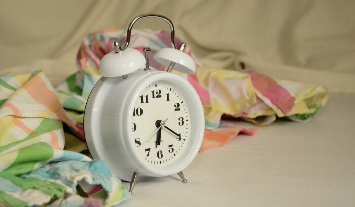 Возьмите за правило просыпаться и ложиться спать в одно и то же время (Фото: pixabay.com)