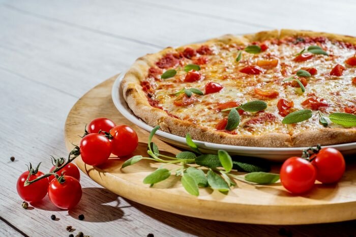 Пицца — это вкусно, но питаться ею три раза в день опасно лишними сантиметрами для талии (Фото: pixabay.com)