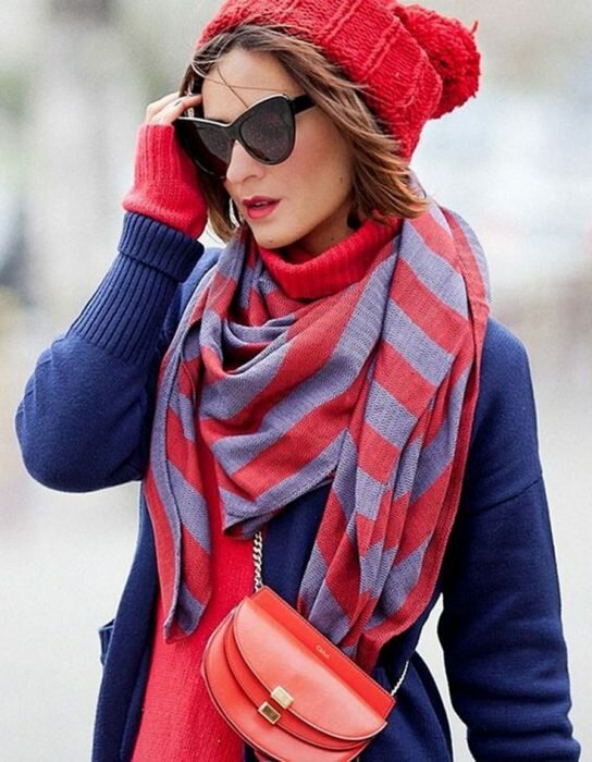 Не нужно бояться носить шарф и шапку разных цветов и фасонов