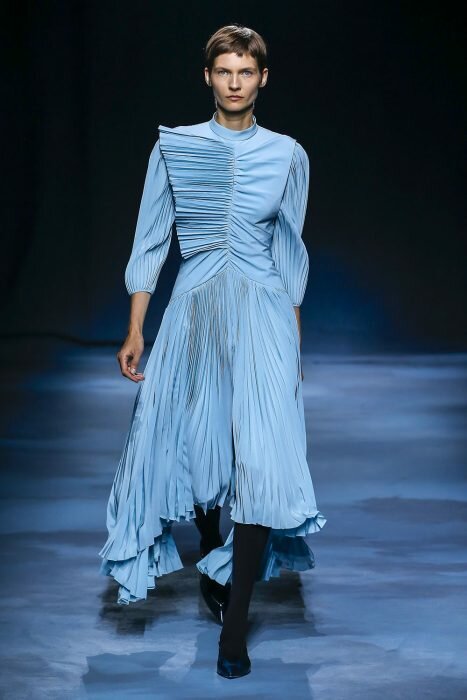 Дизайнеры предлагают носить креативные плиссированные платья (Фото: differed.ru)