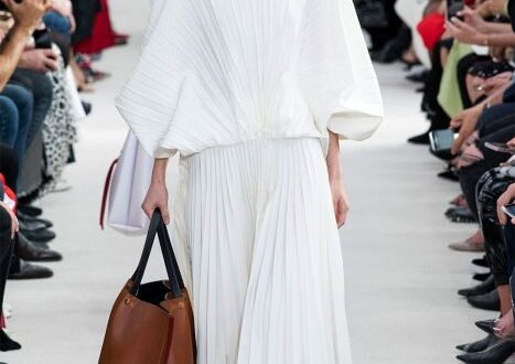 na-foto-model-ot-valentino-foto-differed-ru