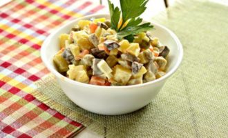 myasnoy-salat-s-kartofelem-i-gribami