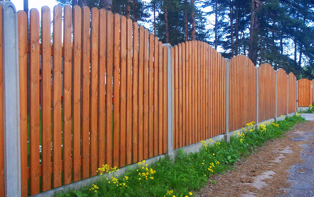 Забор из деревянного штакетника: плюсы и особенности