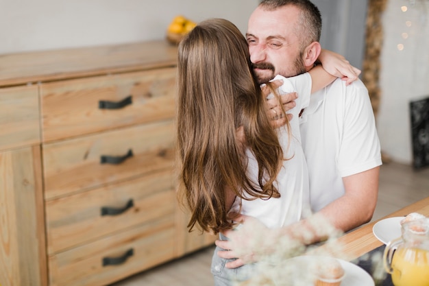 Заботливая женщина, поддерживающая больного мужа, стакан чистой воды, уютная домашняя обстановка