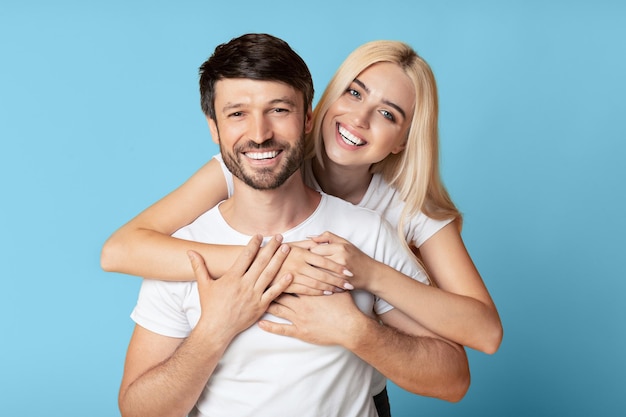 Современный автомобиль медицинской службы, ночной город, свет фонарей, спокойное движение по дороге