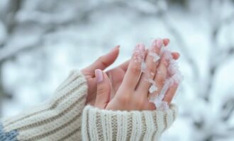 Уход за кожей рук зимой: как сохранить мягкость и здоровье ладоней в холодный сезон