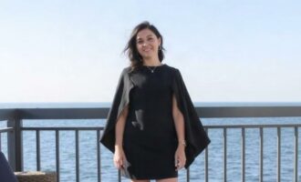С чем носить платье-накидку: идеи и правила, которые действительно работают