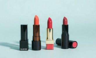Модная палитра помад на зиму: какие оттенки выбирать и как их носить