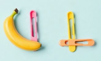 Модные заколки-бананы: как они вернулись и зачем вам одна нужна